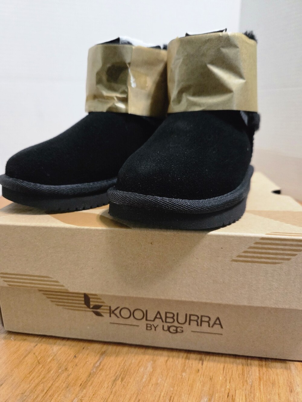 UGG toddler Victoria Mini Boot Size 6 (NEW W/ BOX)